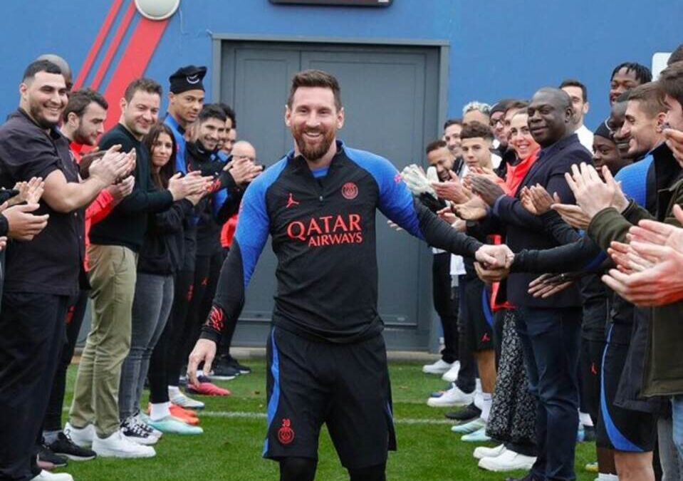Con calle de honor reciben a Messi en su regreso al PSG