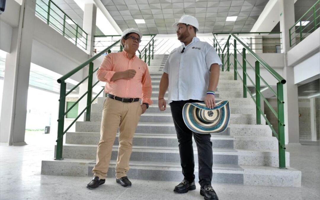 Rector de Unicórdoba y Gobernador recorren instalaciones del nuevo edificio de Laboratorios Integrales de Ciencias Básicas