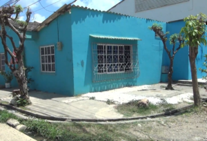 Denuncia,  obra de pavimentación en barrio Galilea excluyó cunetaje adecuado en su vivienda, generando acumulación de aguas residuales y plaga